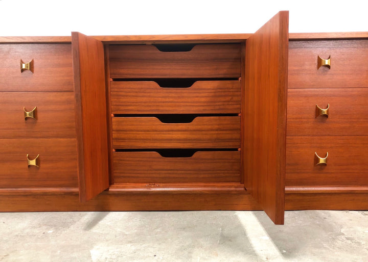 Mid-Century Modern Teak Credenza By Broyhill Brasilia  image 6