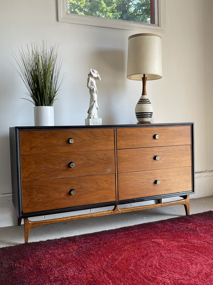 Mid-Century Modern Walnut Dresser by Thomasville Furniture  image 3