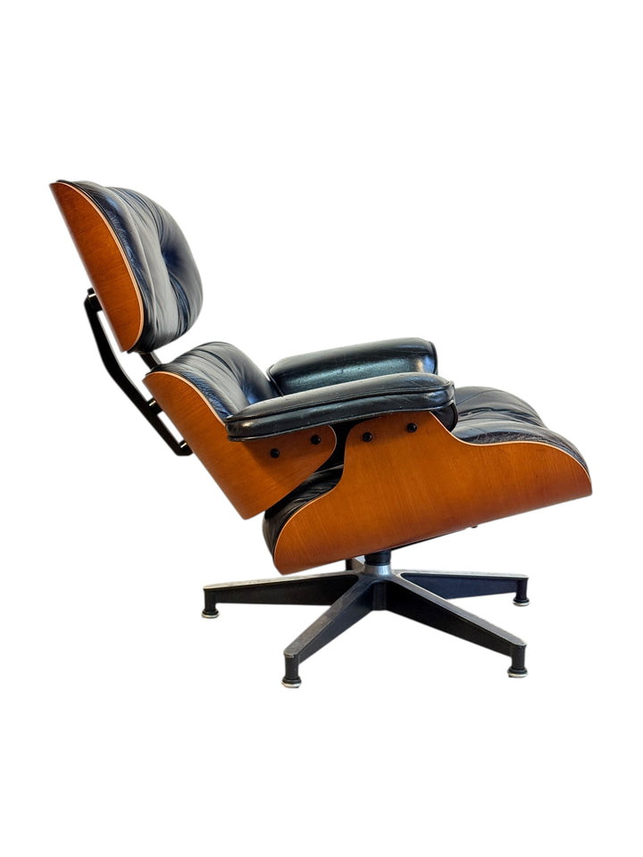 Authentic Herman Miller Eames Lounge Chair in Black Leather image 0