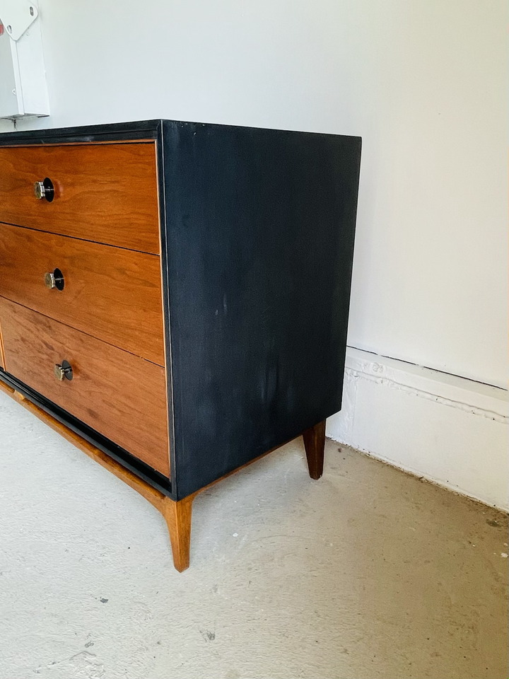 Mid-Century Modern Walnut Dresser by Thomasville Furniture  image 7