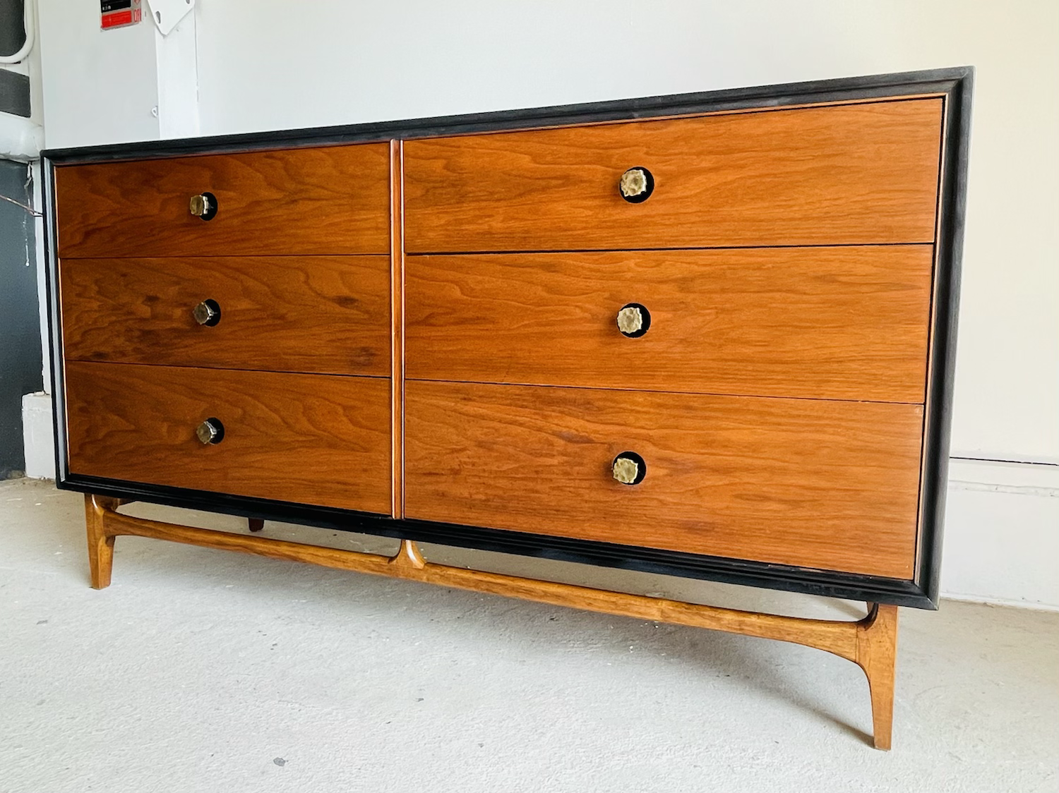 Mid-Century Modern Walnut Dresser by Thomasville Furniture  image 6