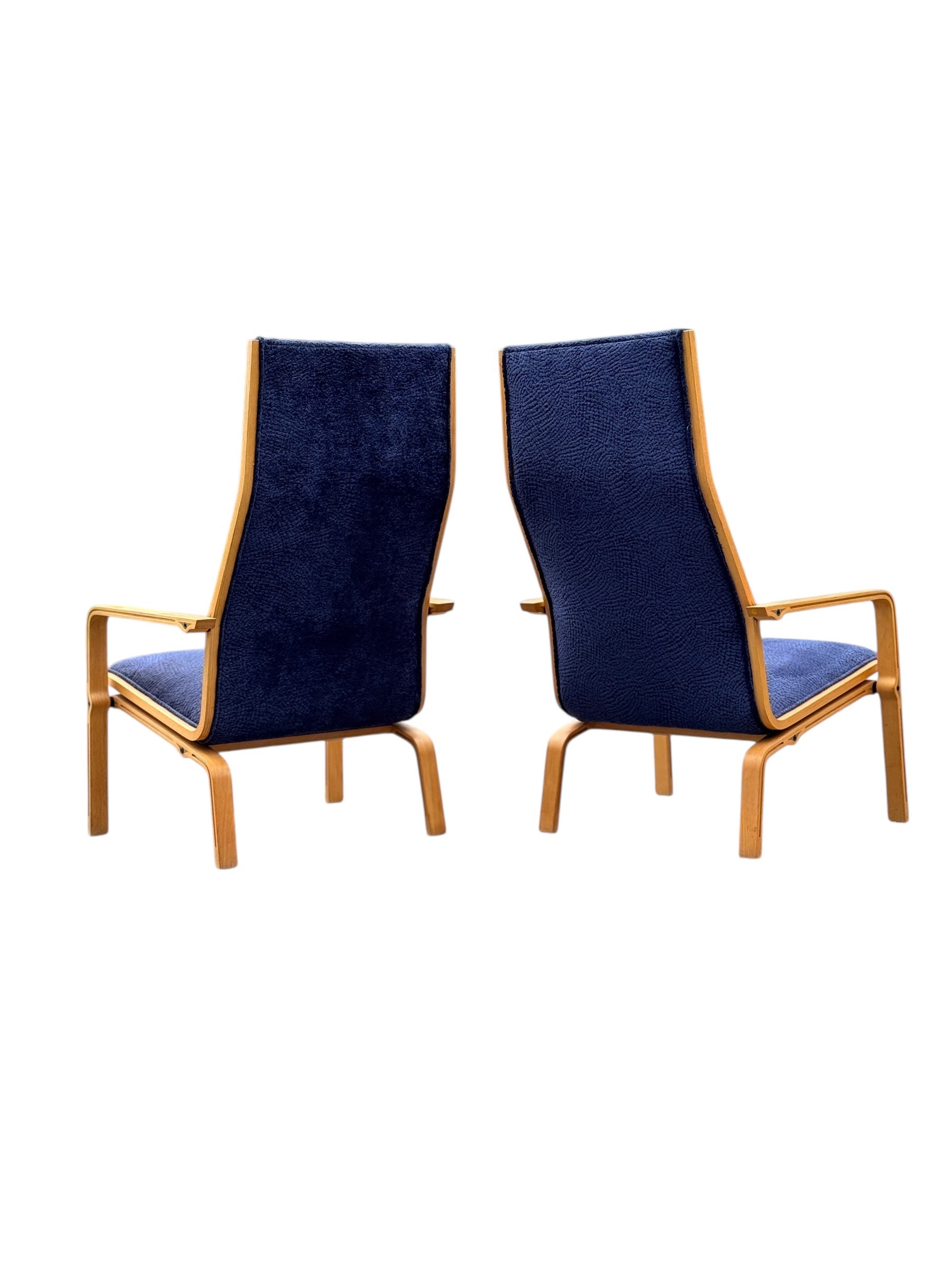 Pair of High-Back Lounge Chairs by Arne Jacobsen for Fritz Hansen image 5