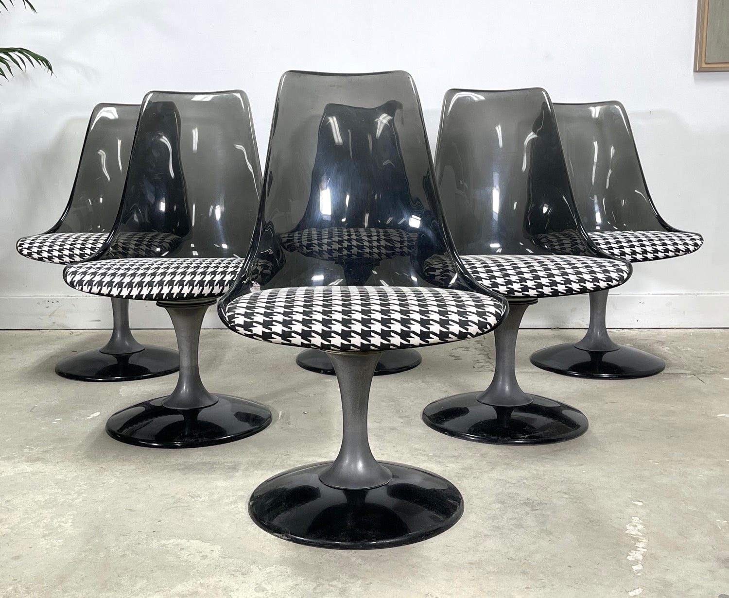 Mid-Century Modern Smoked Lucid Tulip Dining Table By Chromecraft image 4