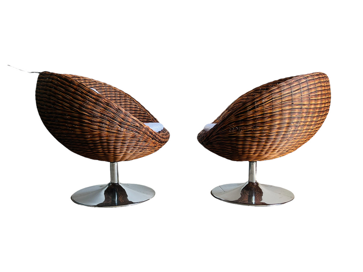 Modern Pair of Swiveling Wicker Chairs  image 2