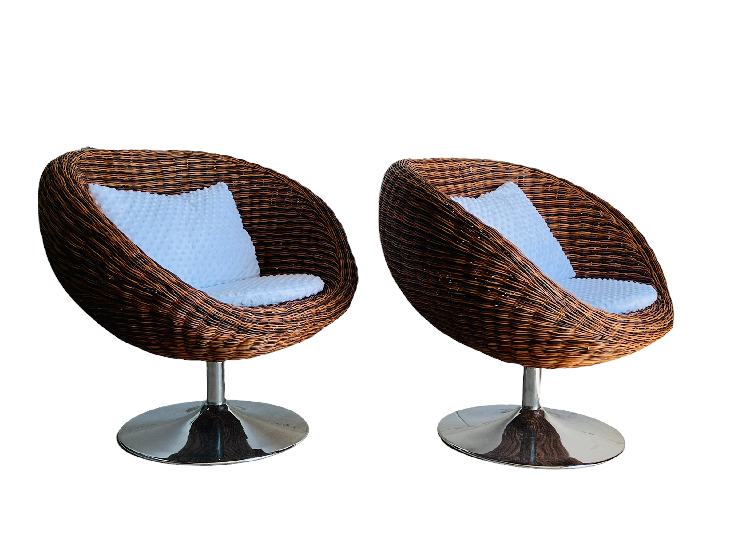 Modern Pair of Swiveling Wicker Chairs  image 4