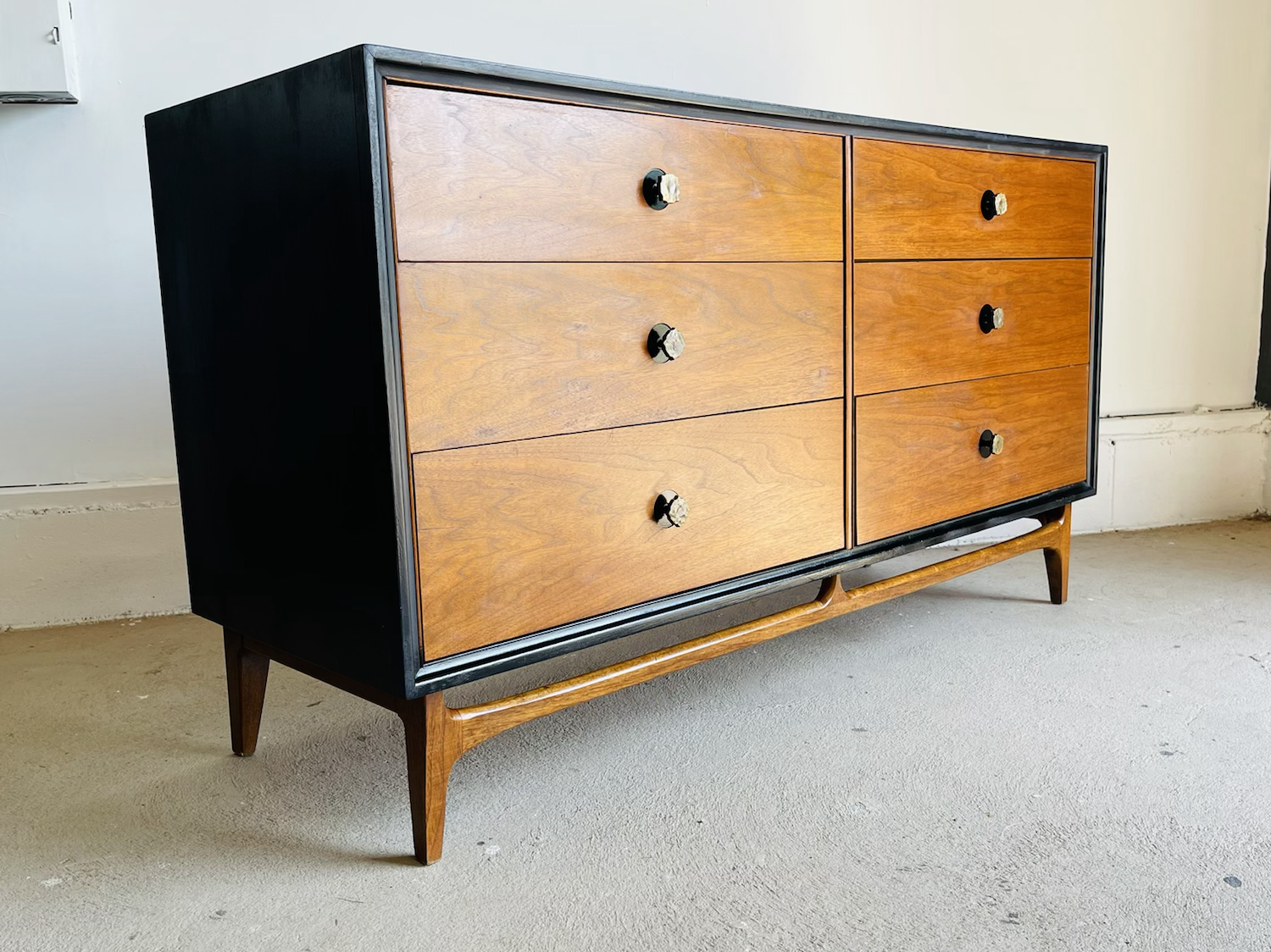 Mid-Century Modern Walnut Dresser by Thomasville Furniture  image 4