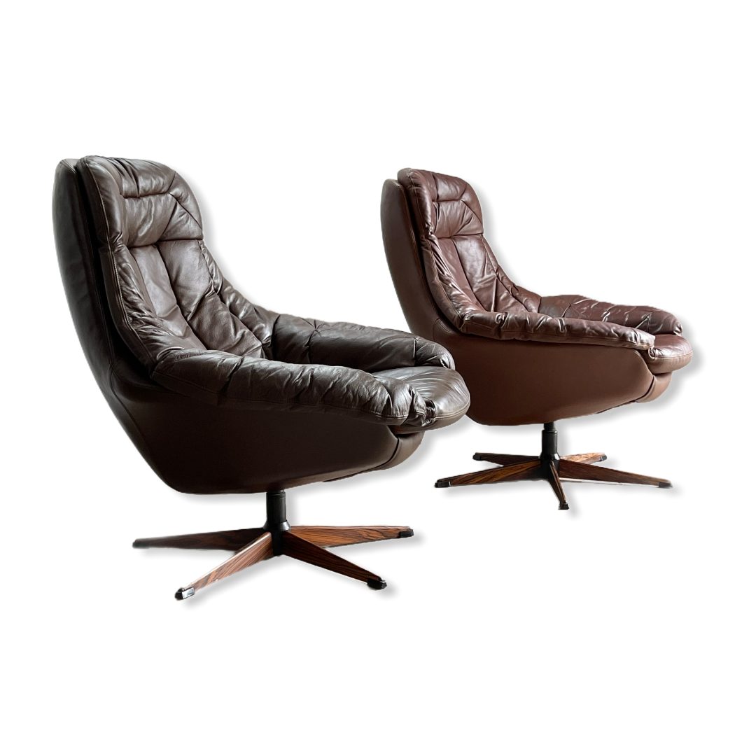 1960s H. W. Klein Swiveling Leather Lounge Chairs image 1