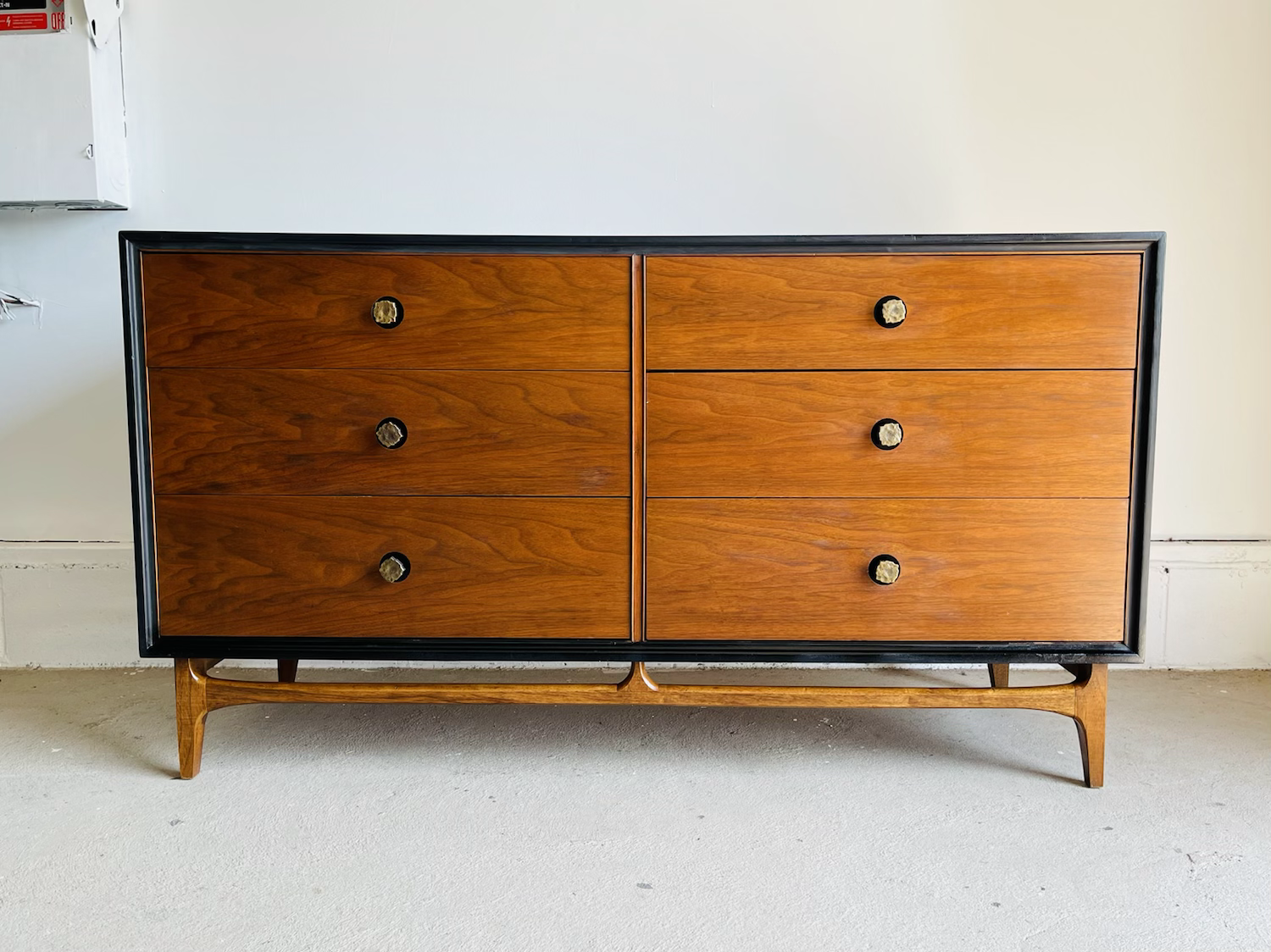 Mid-Century Modern Walnut Dresser by Thomasville Furniture  image 5