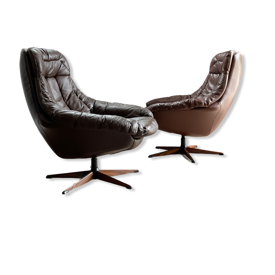 1960s H. W. Klein Swiveling Leather Lounge Chairs image 0