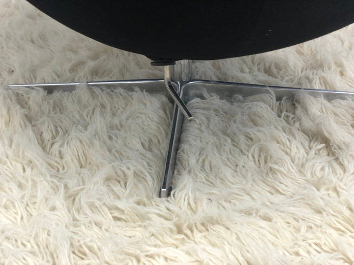 Arne Jacobsen Style Mid Century Modern Egg Chair image 3