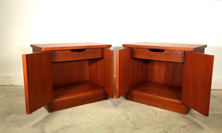 Mid-Century Modern Teak Nightstands By Broyhill Brasilia image 5