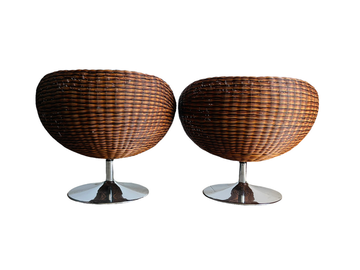 Modern Pair of Swiveling Wicker Chairs  image 3