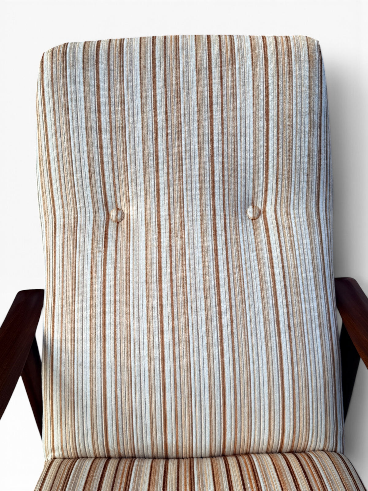 Tufted striped backrest close-up