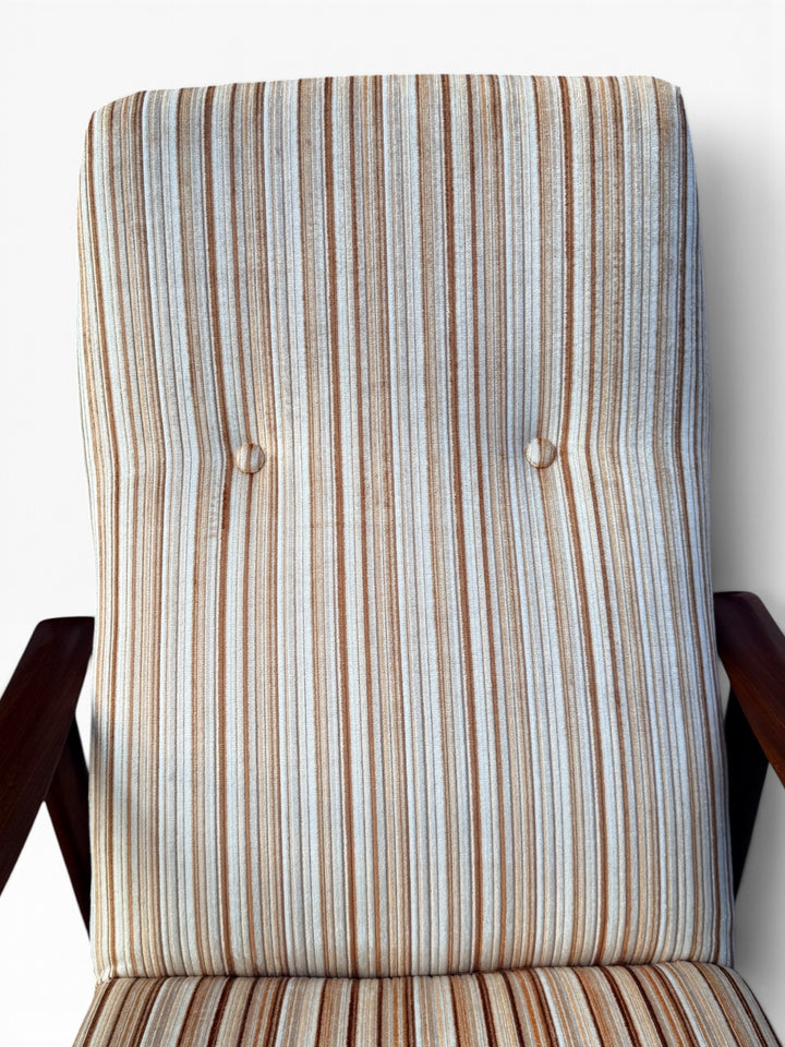 Tufted striped backrest close-up