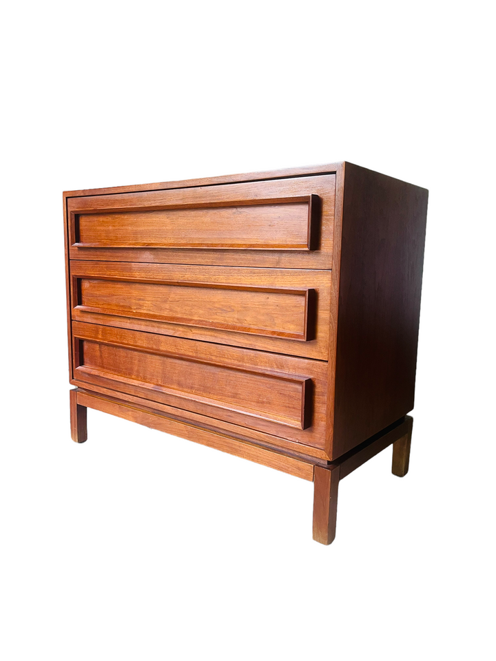 Mid-Century Modern Sculptrued Walnut Gentleman’s Chest image 4