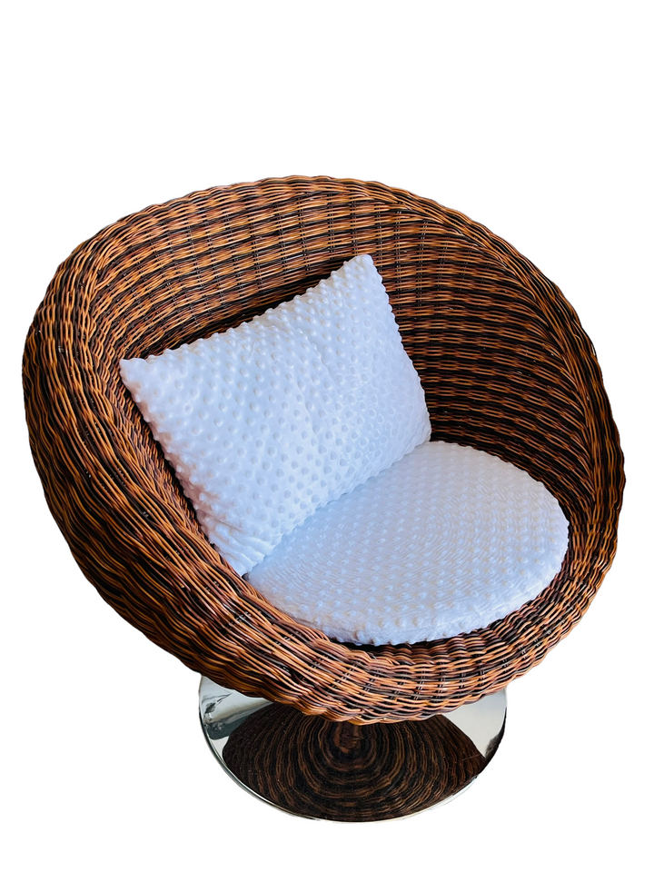 Modern Pair of Swiveling Wicker Chairs  image 6