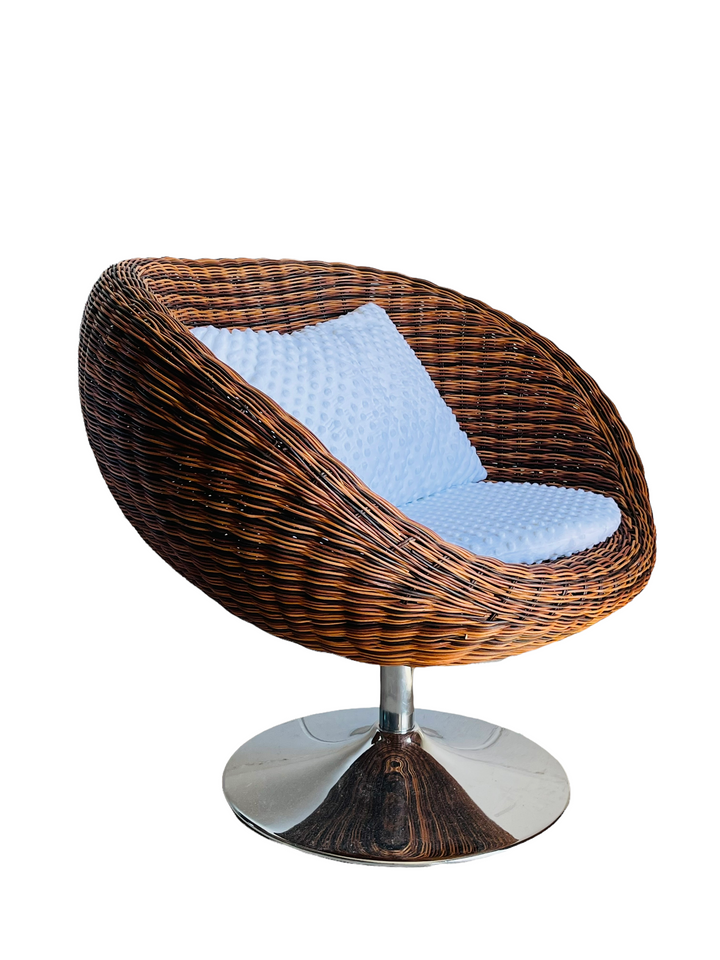 Modern Pair of Swiveling Wicker Chairs  image 5