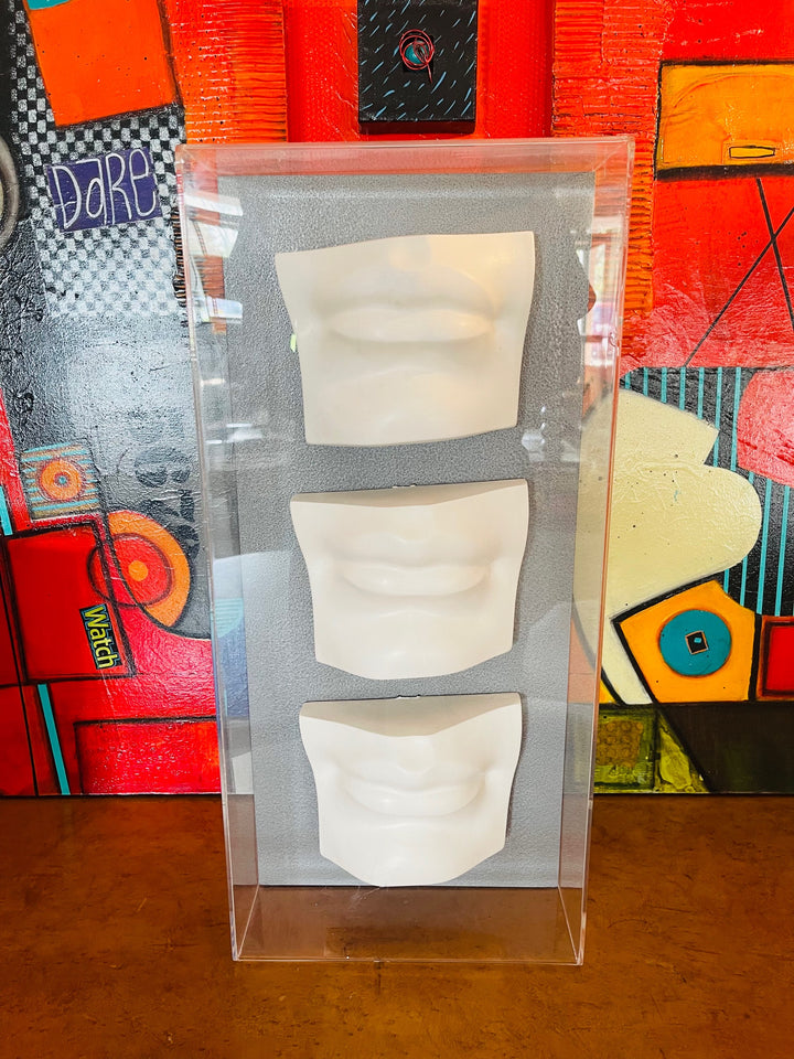 Three Mouth Sculpture  image 0