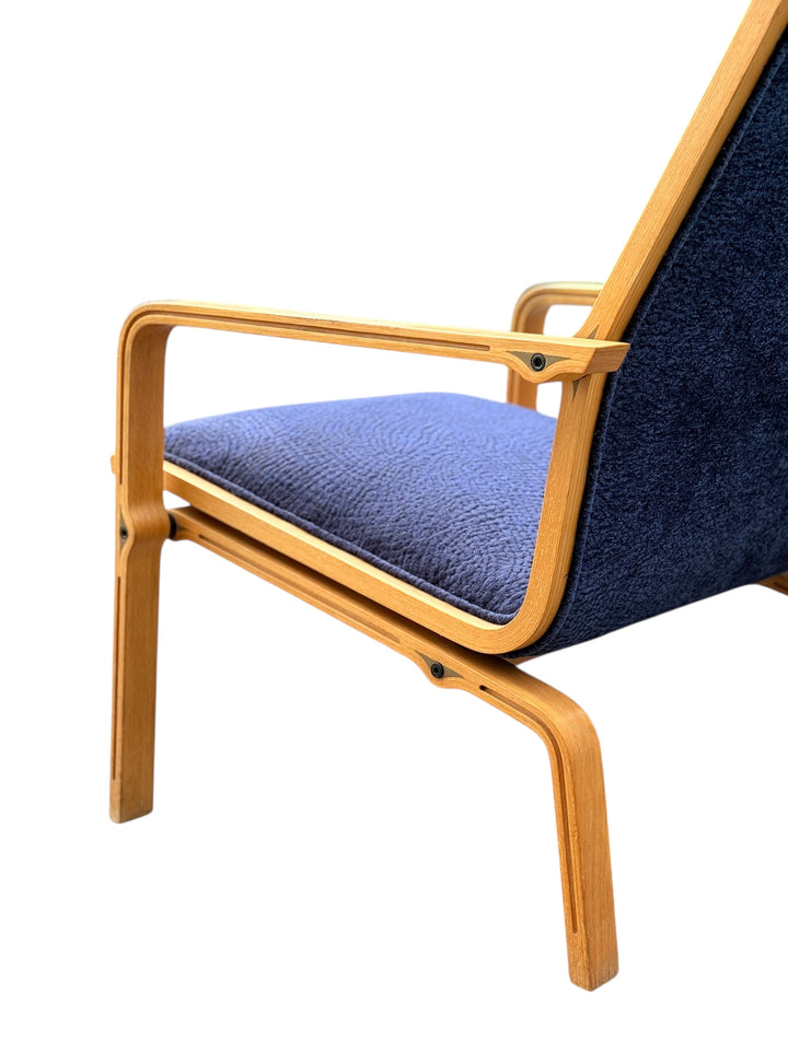 Pair of High-Back Lounge Chairs by Arne Jacobsen for Fritz Hansen image 10