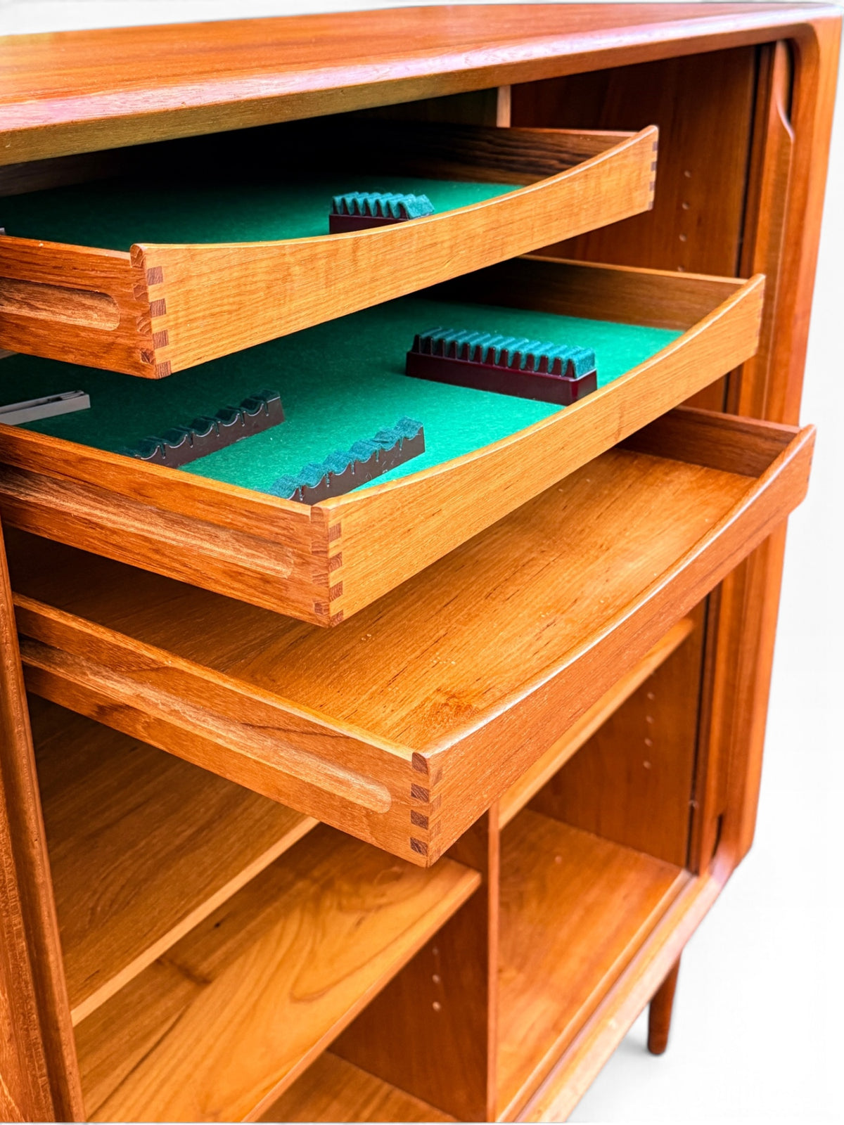 Finger-jointed teak drawers, two lined with green felt as silverware trays