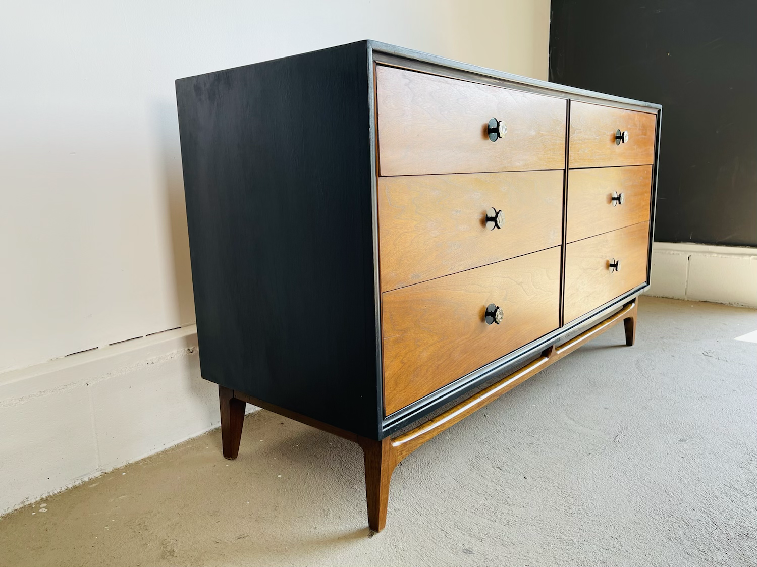Mid-Century Modern Walnut Dresser by Thomasville Furniture  image 8