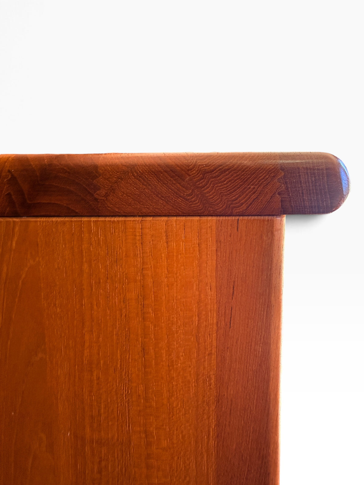 Rounded top edge and side detail