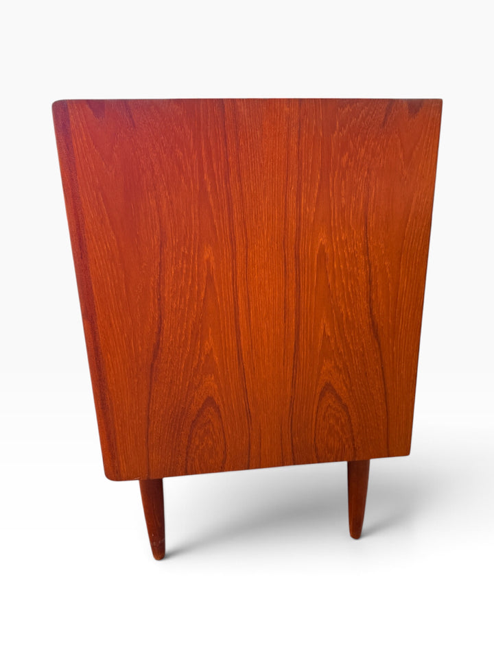 Finished teak back panel with round tapered legs