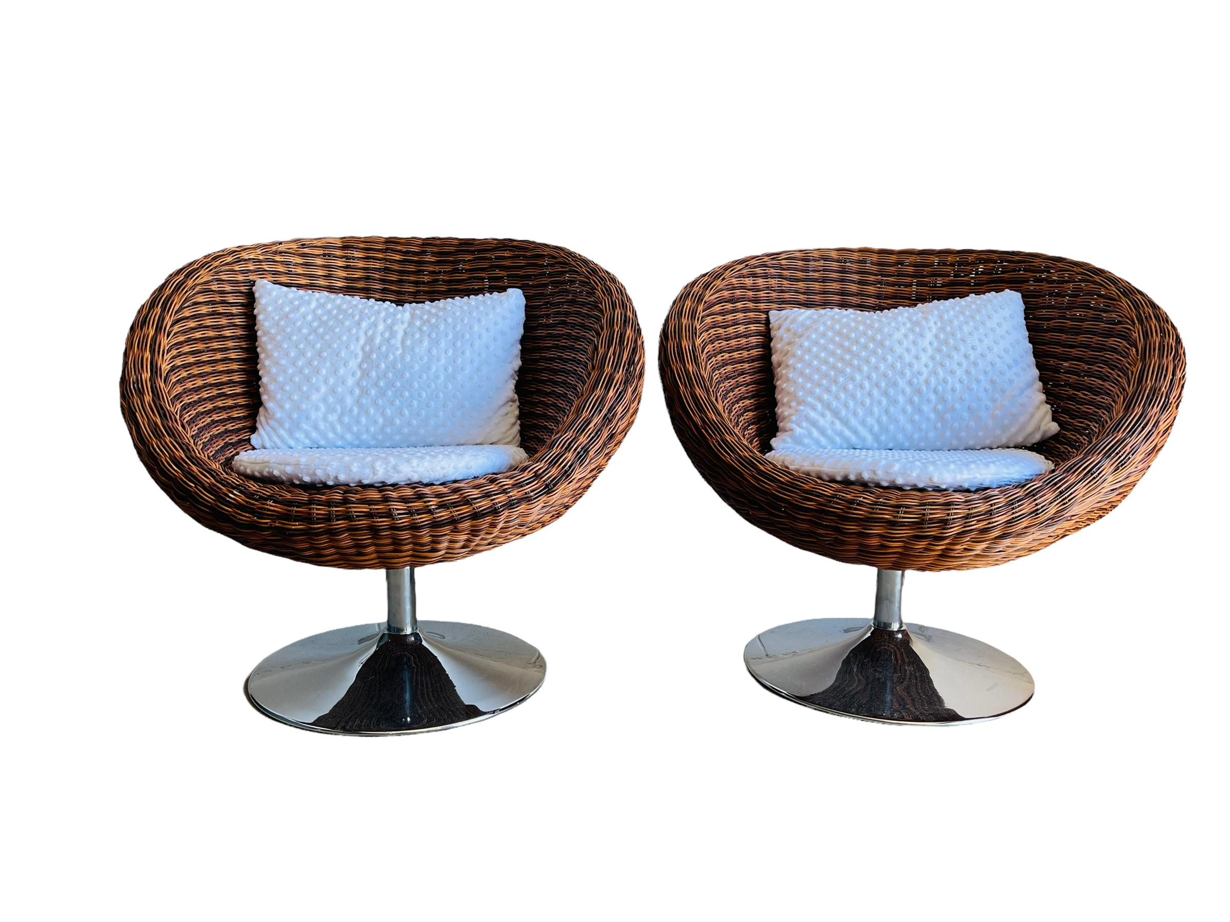 Modern Pair of Swiveling Wicker Chairs  image 0