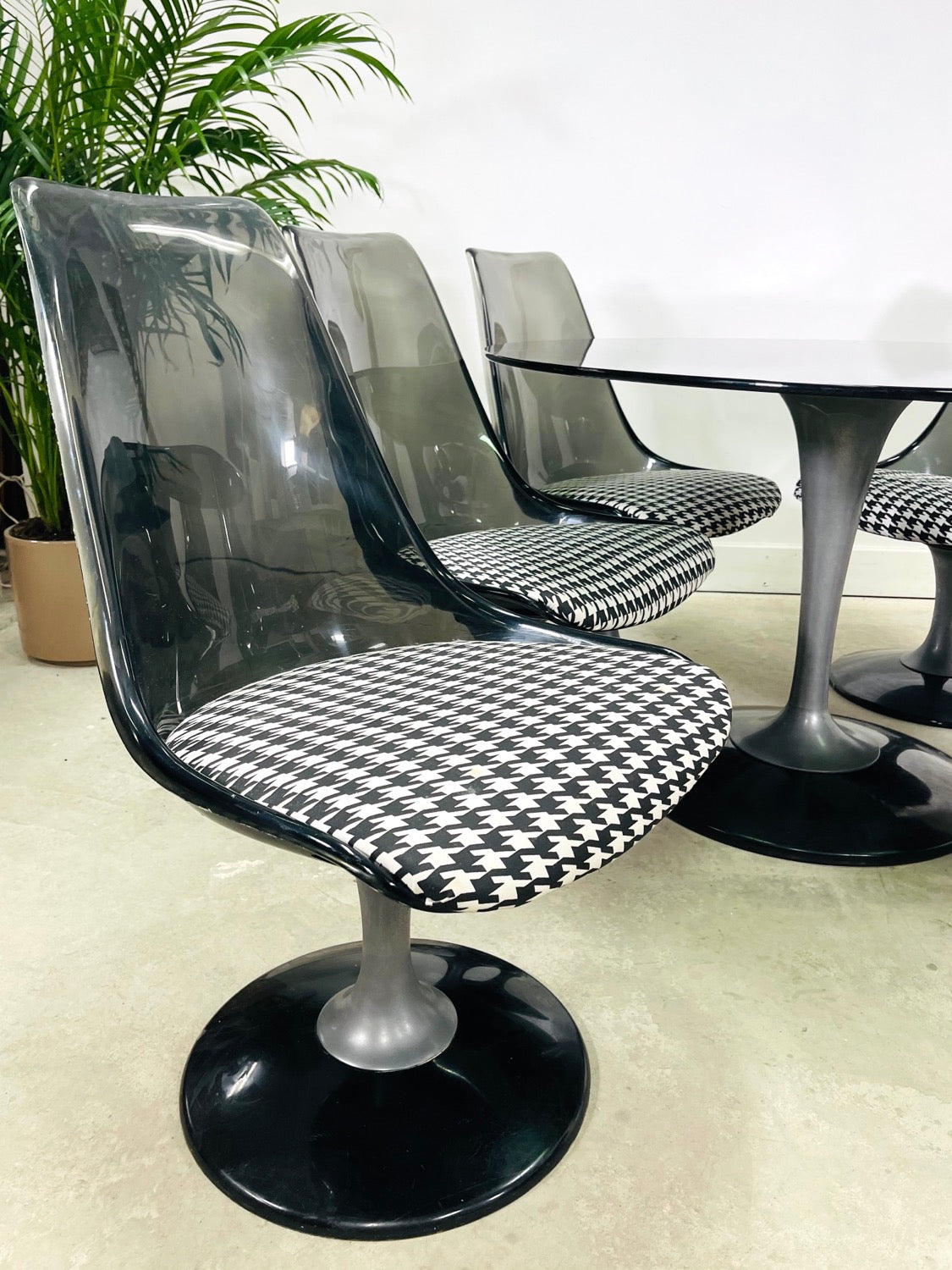 Mid-Century Modern Smoked Lucid Tulip Dining Table By Chromecraft image 5