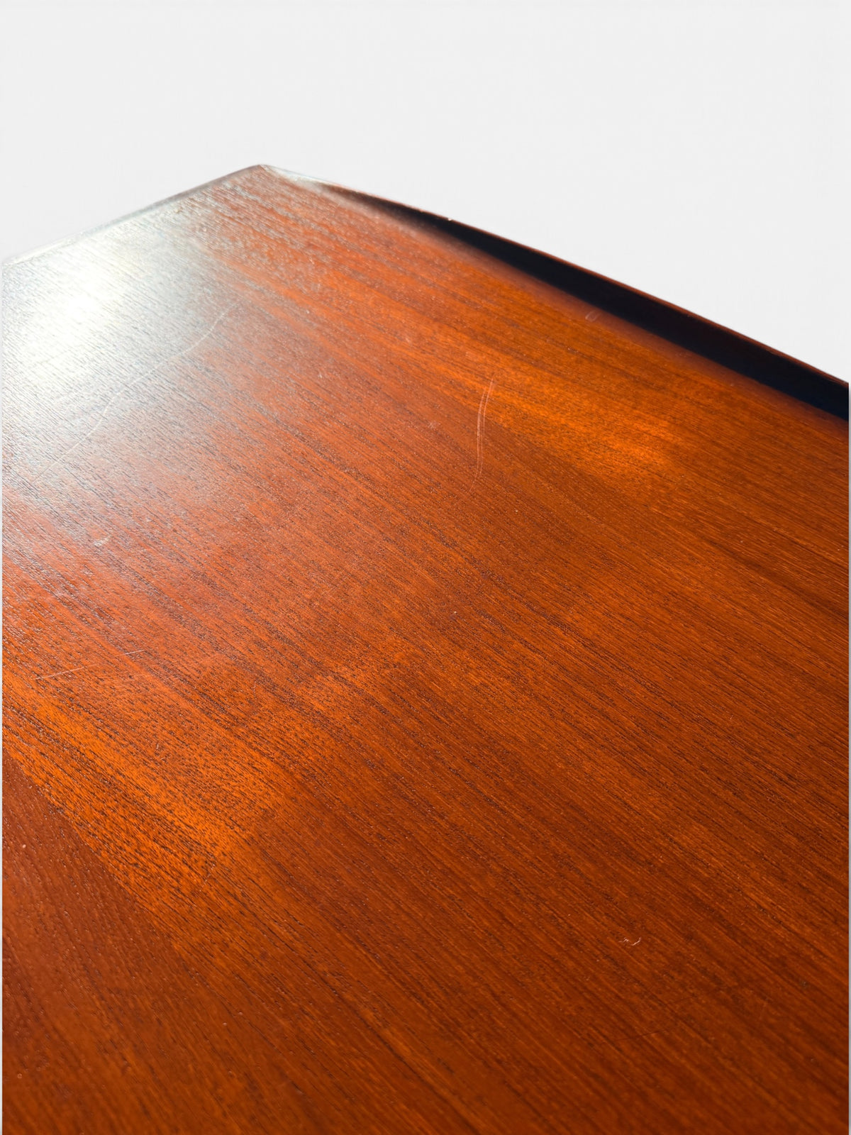 Close-up of teak top grain and edge band
