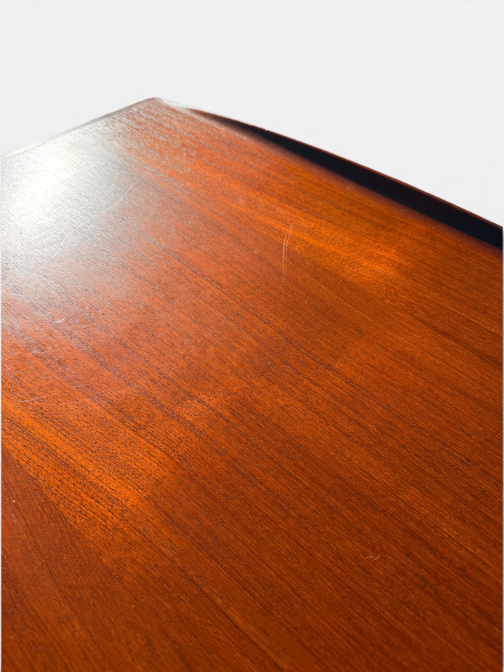 Close-up of teak top grain and edge band