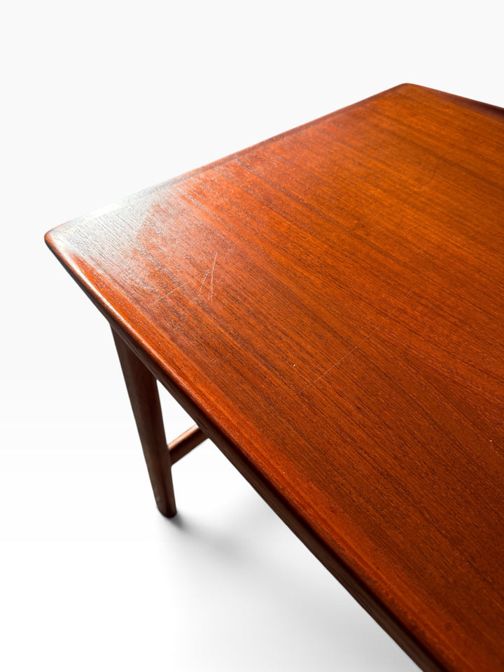 Detail of upturned edge on DUX teak end table