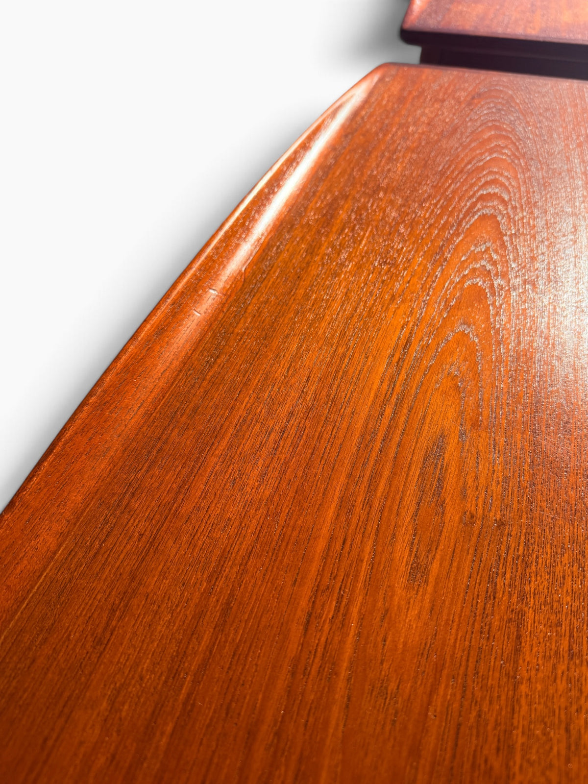 Close-up of teak grain along upturned edge