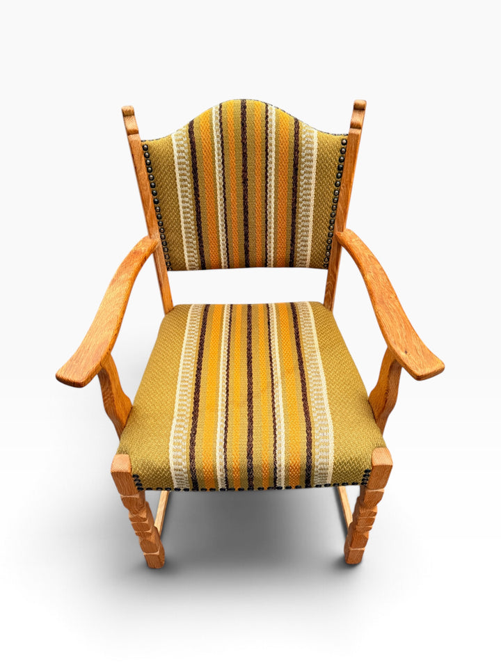 Captain's chair, front view showing curved arms