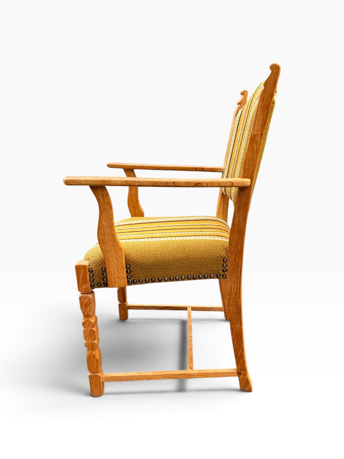 Captain's chair, side profile