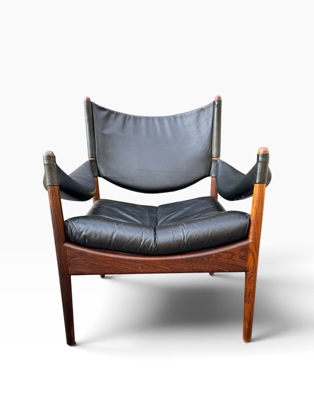Modus lounge chair, straight front view
