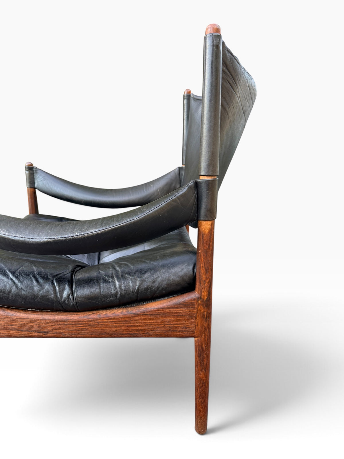 Side profile of Modus chair with leather slings