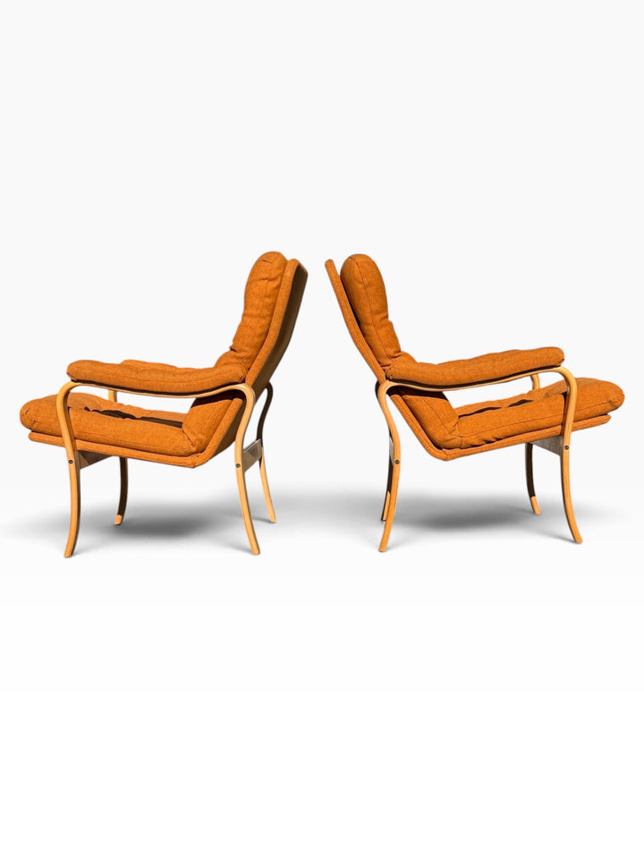 Pair of bentwood lounge chairs in side profile