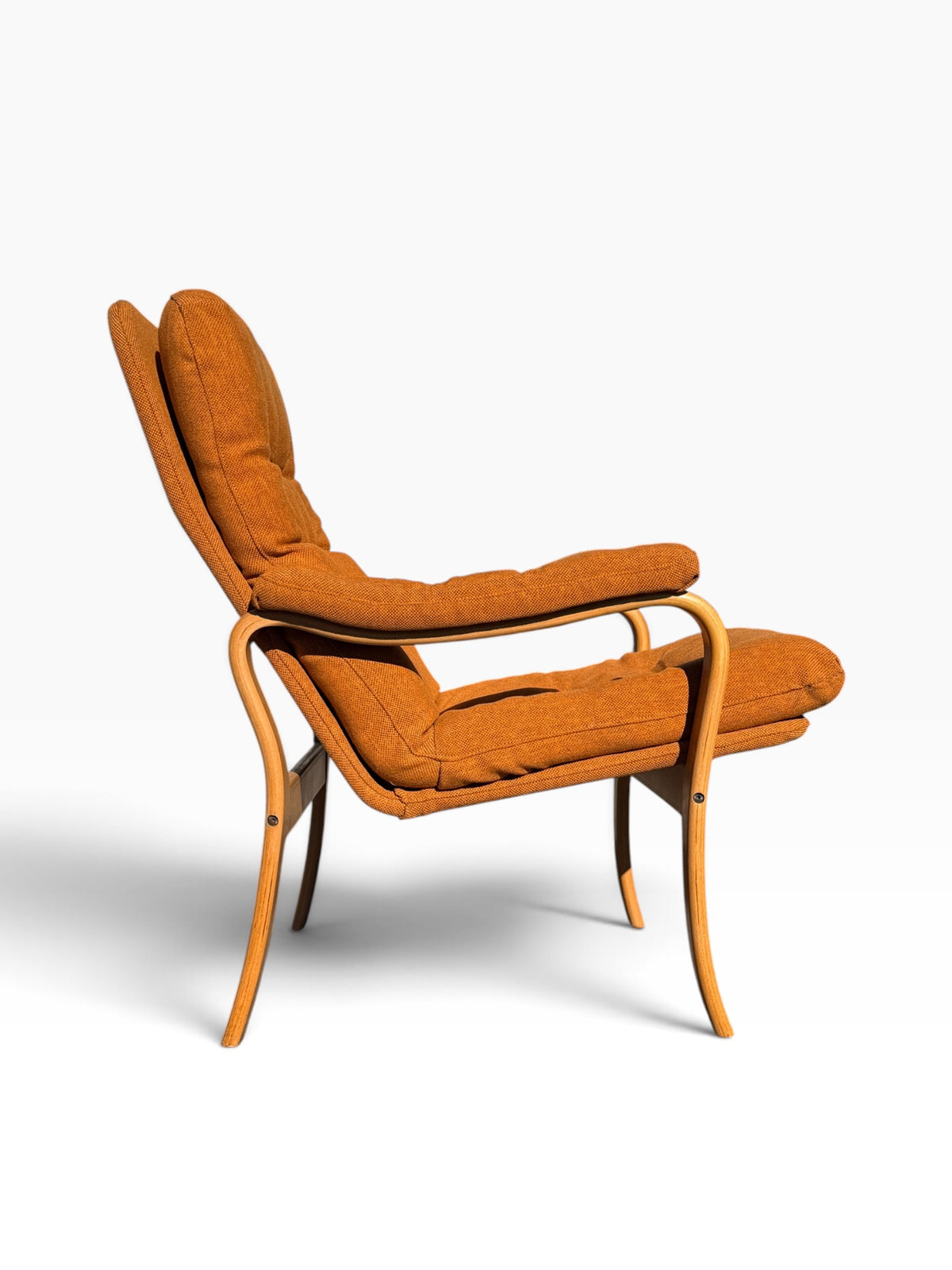 Bentwood lounge chair side profile showing curved blond frame