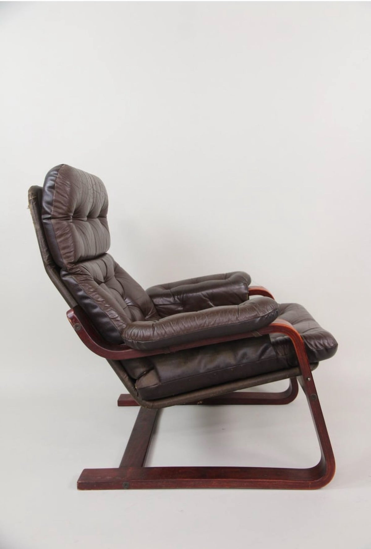 Side profile showing the cantilevered bentwood frame and reclined back angle