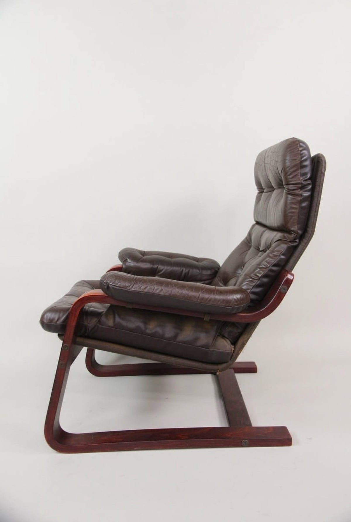 Opposite side profile of the cantilever lounge chair