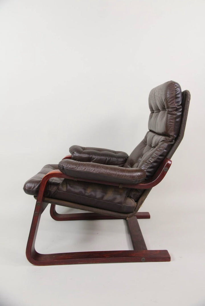 Opposite side profile of the cantilever lounge chair