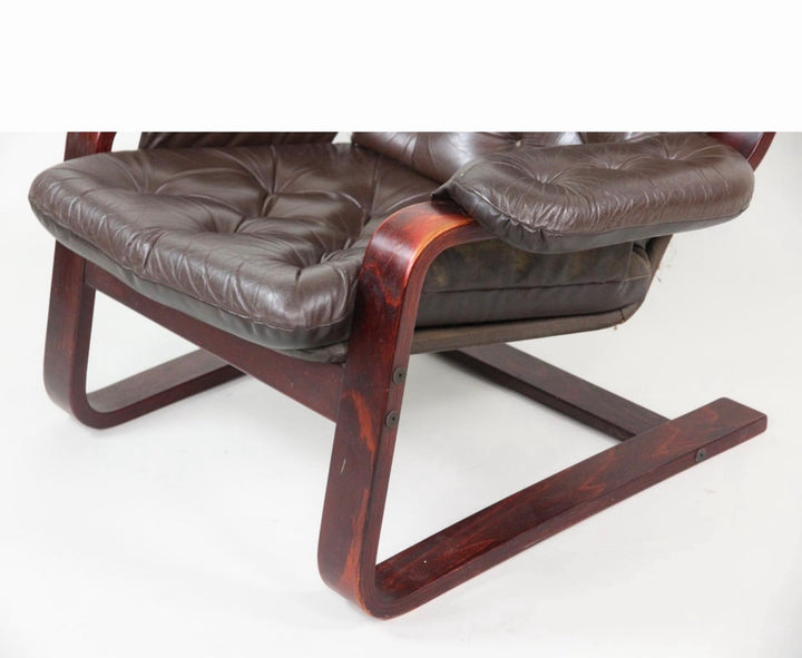 Detail of the bent laminated frame rail and sled base in rosewood-toned finish